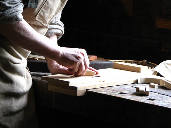 Nacemos de la influencia y formación  heredada en el sector de la <strong>carpintería de madera y ebanistería  en Santa Maria de Miralles.</strong>